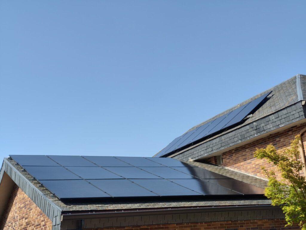 Instalación de aerotermia en pizarra con placa full black bifacial