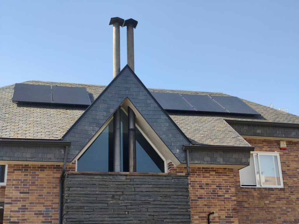 Detalle de instalación de placas fotovoltaicas sobre tejado de pizarra